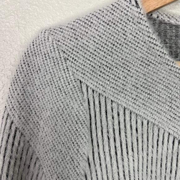 Chico's Diagonal Stripe White Black Fuzzy Soft 3/4 Sleeve Sweater Size 1-Medium - Picture 5 of 8